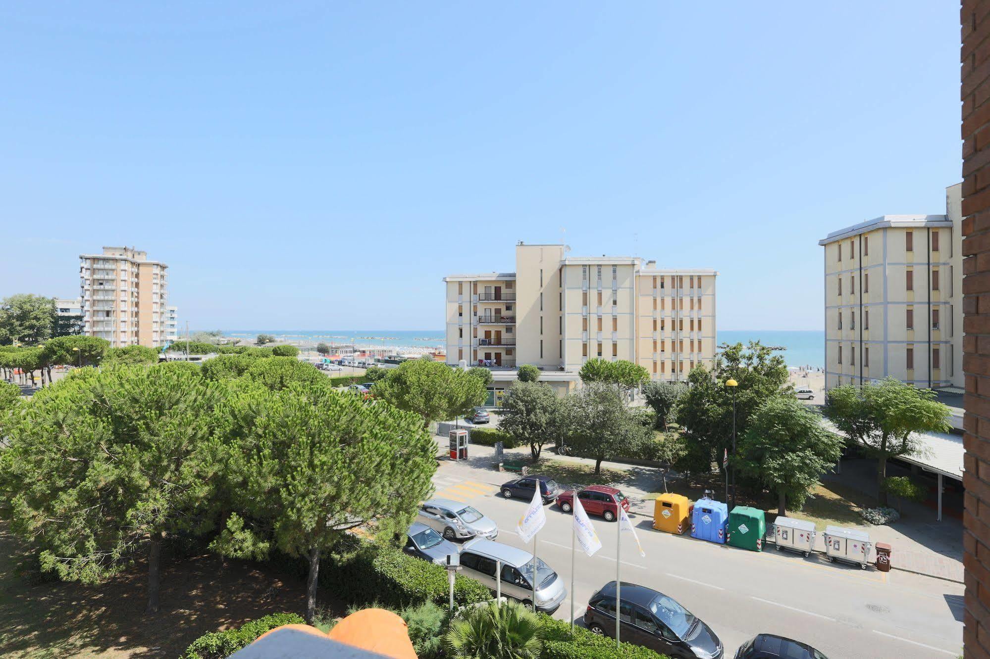 Hotel Marina Beach - Azzurro Club Равенна Экстерьер фото